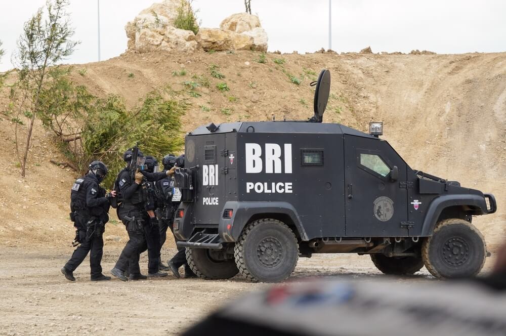 Membres de la BRI et véhicule blindé.