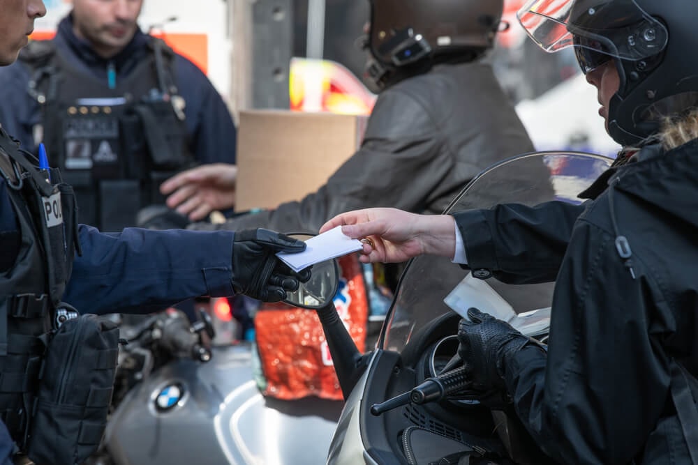Contrôle de papiers par des policiers motards.