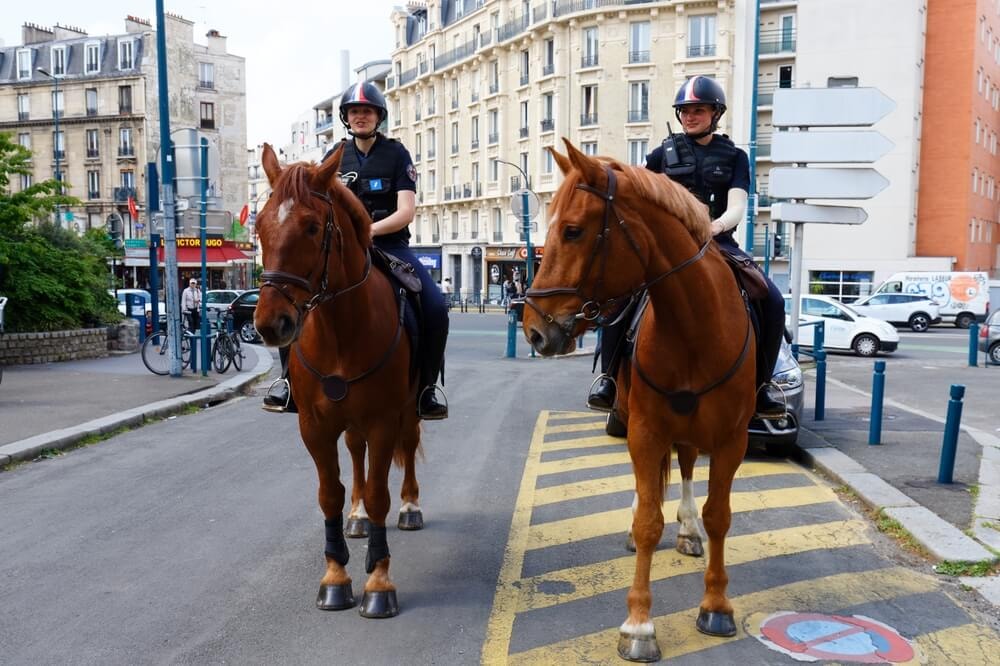 Deux policières à cheval de la Police Nationale à Paris.