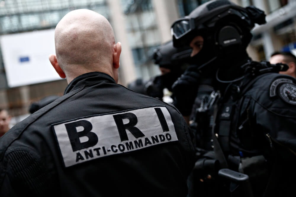 Membres de la BRI en uniforme.