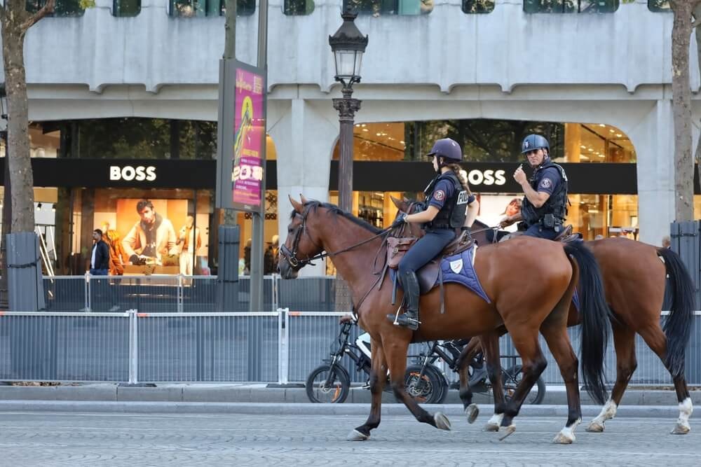 Police montée patrouillant à Paris.