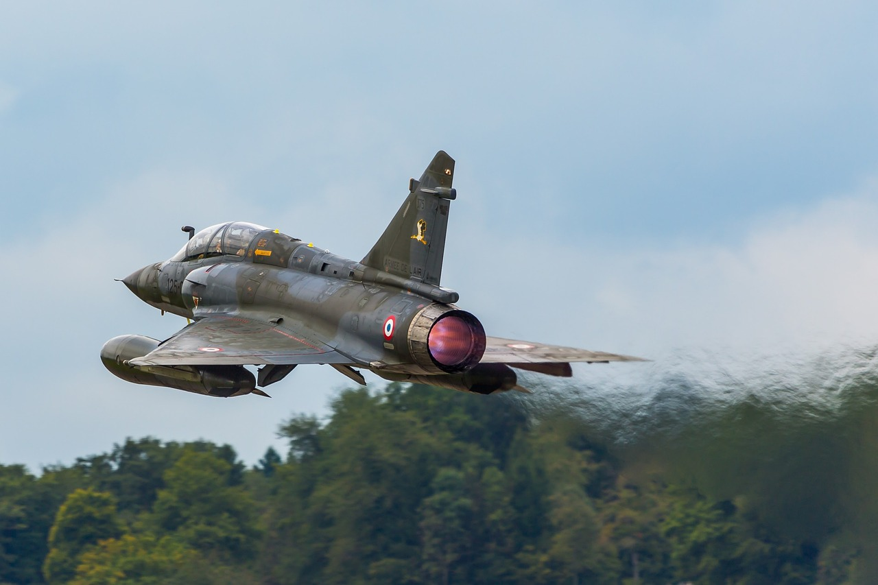 Avion de chasse Mirage 2000 en phase de décollage