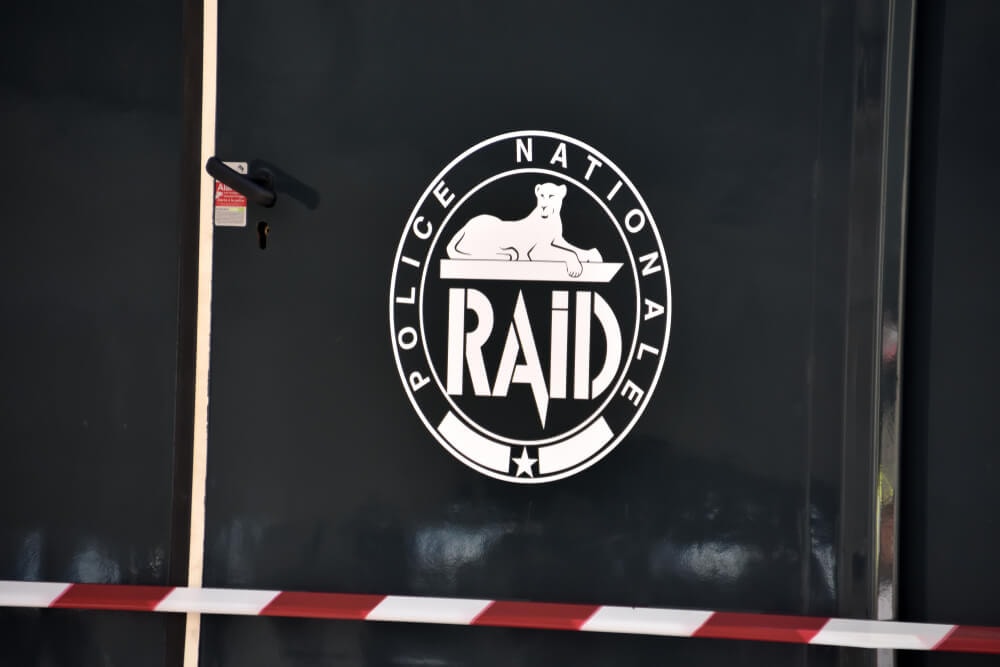 Logo du RAID sur un véhicule.