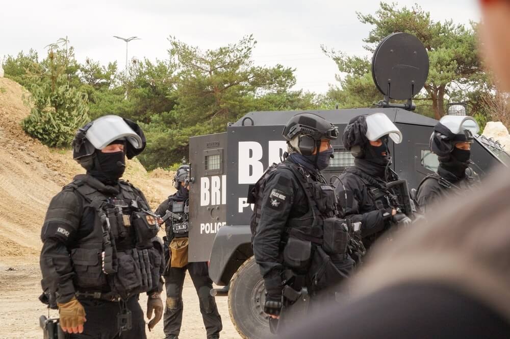 Membres de la BRI près de leur véhicule.