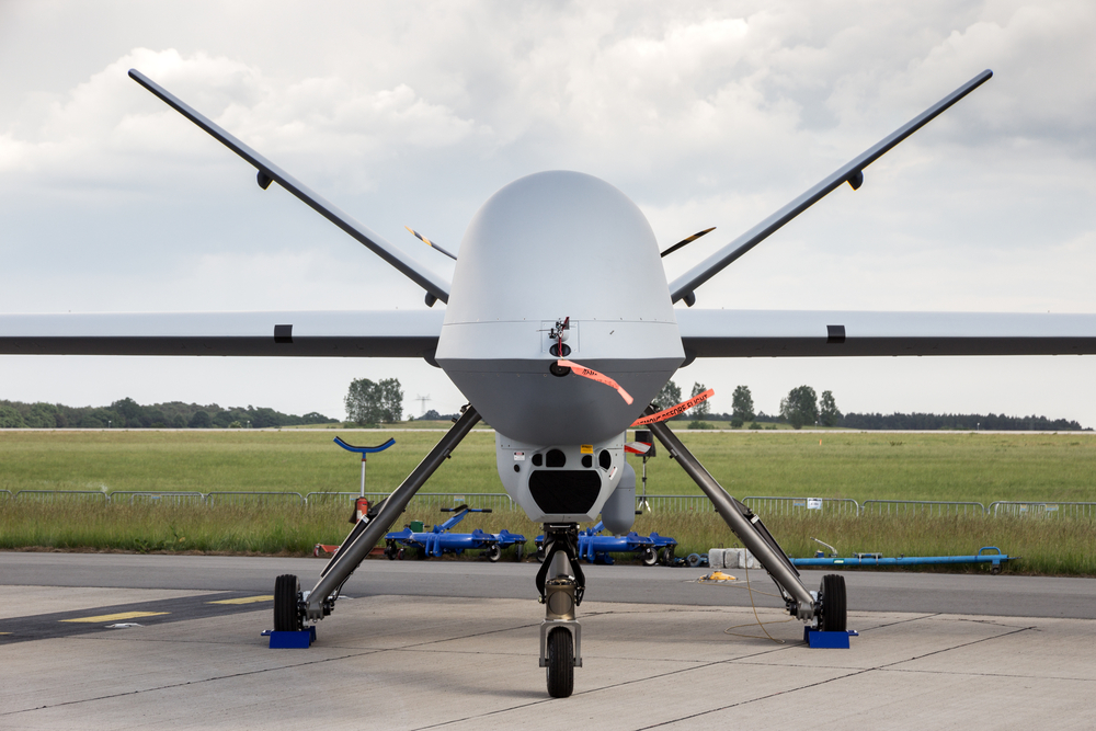 Drone militaire MQ-9 Reaper stationné sur une piste, prêt pour une mission de surveillance ou de reconnaissance.