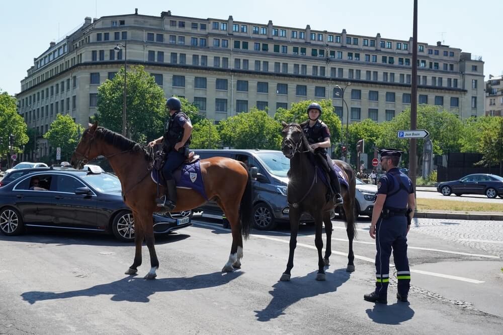 Policiers à cheval régulant la circulation à Paris.