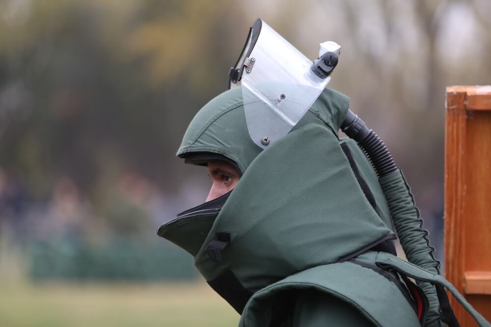 Profil d'un policier démineur casqué.