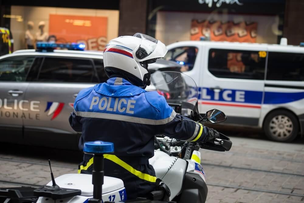Policier motard à l'arrêt.