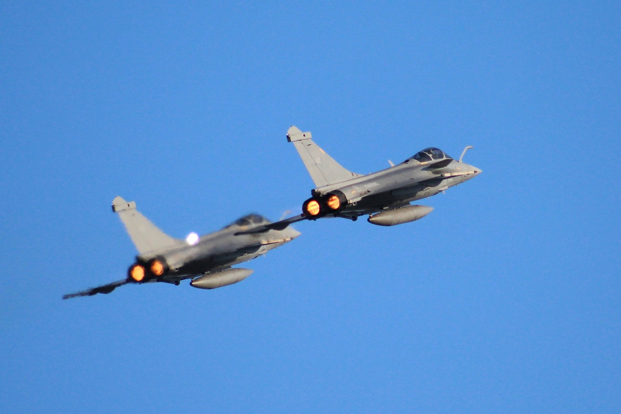 Deux avions de chasse Rafale en vol