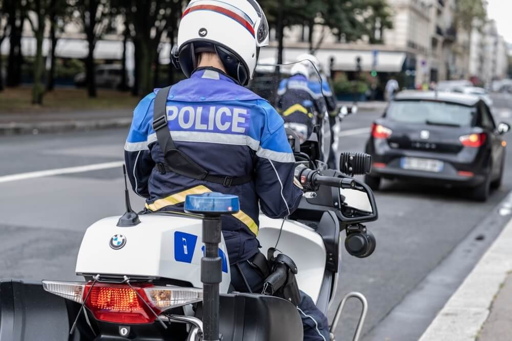Policier motard de dos.