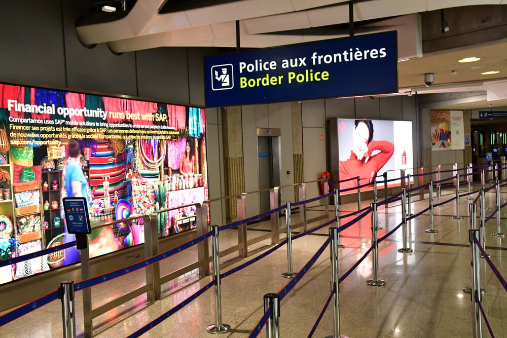 Signalisation de la Police aux Frontières dans un aéroport.