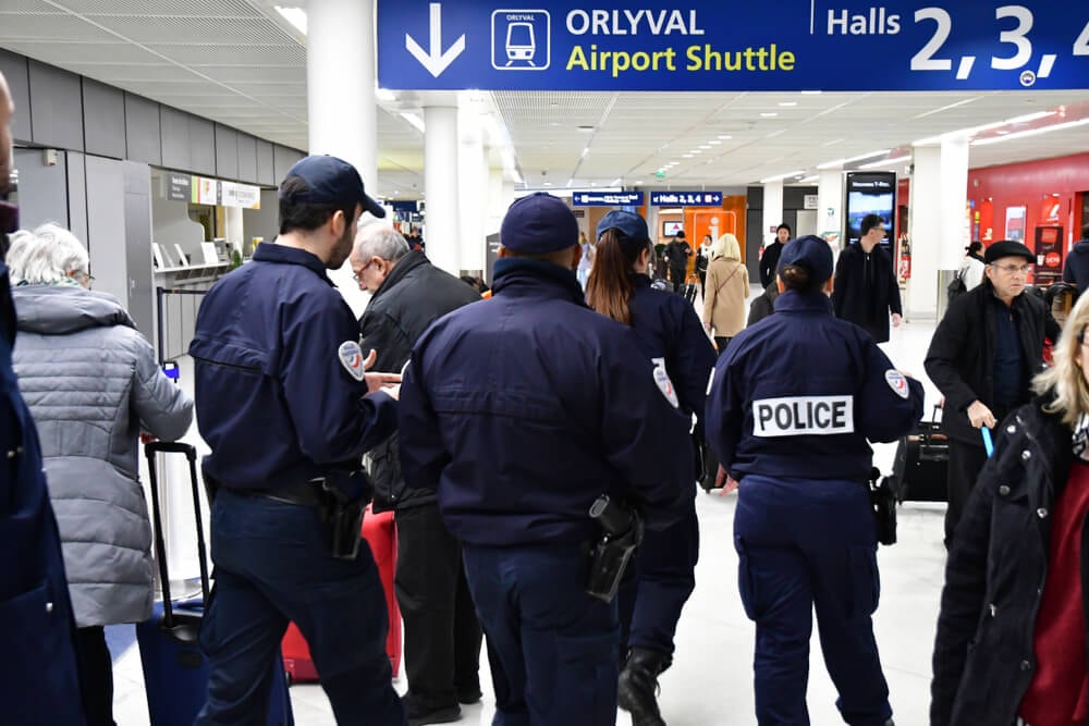 Policiers de la PAF dans un aéroport.