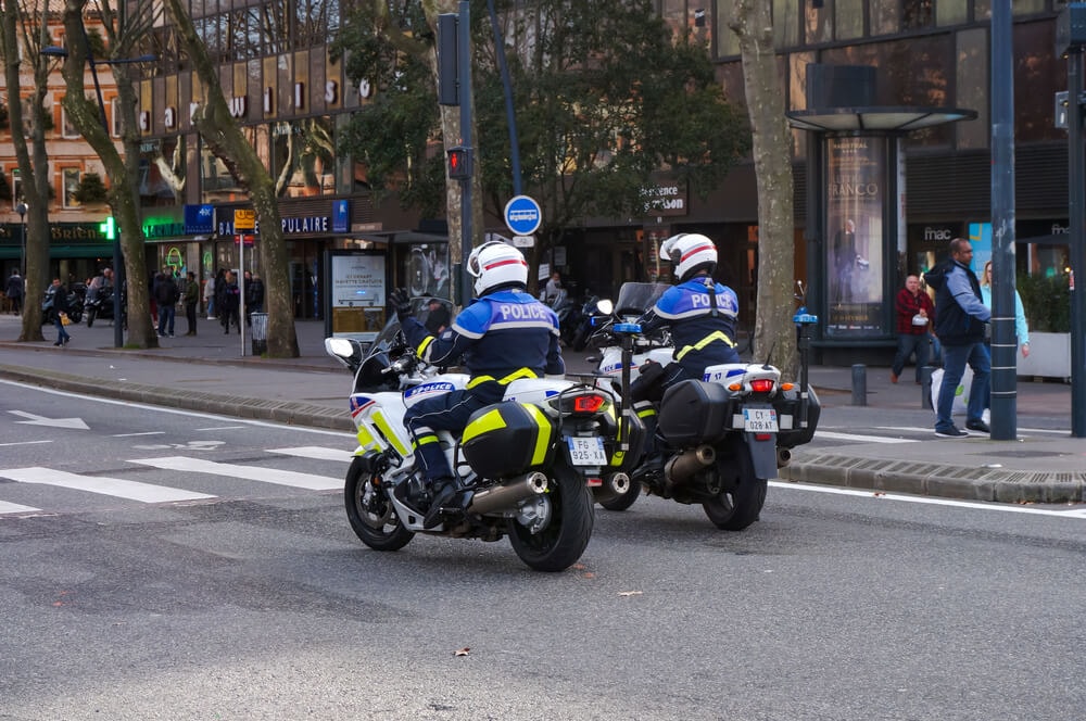 Motards de la police en ville.
