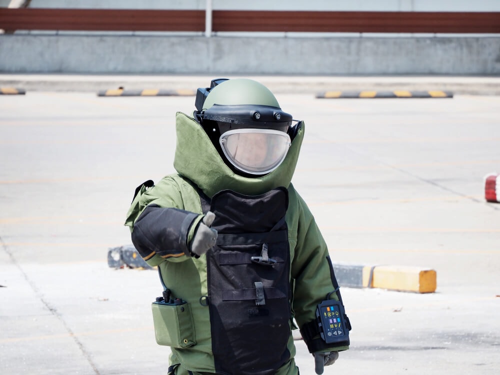 Policier démineur en tenue de protection.
