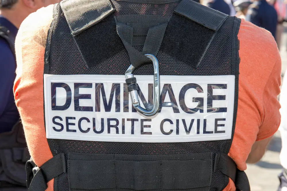 Parachutiste militaire en descente lors d'un exercice aéroporté