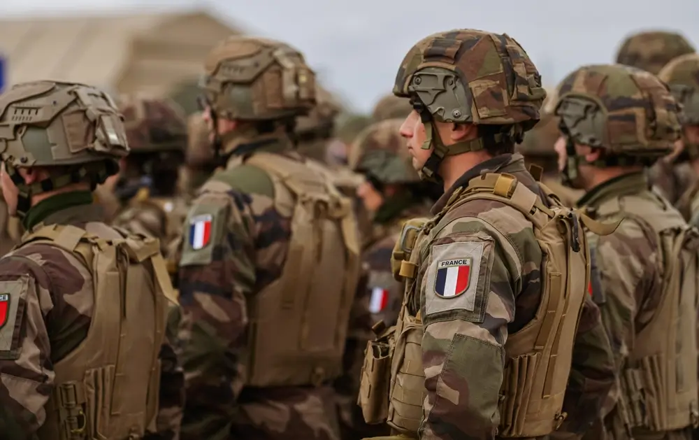 Soldats de l armée française en tenue de combat avec écusson tricolore