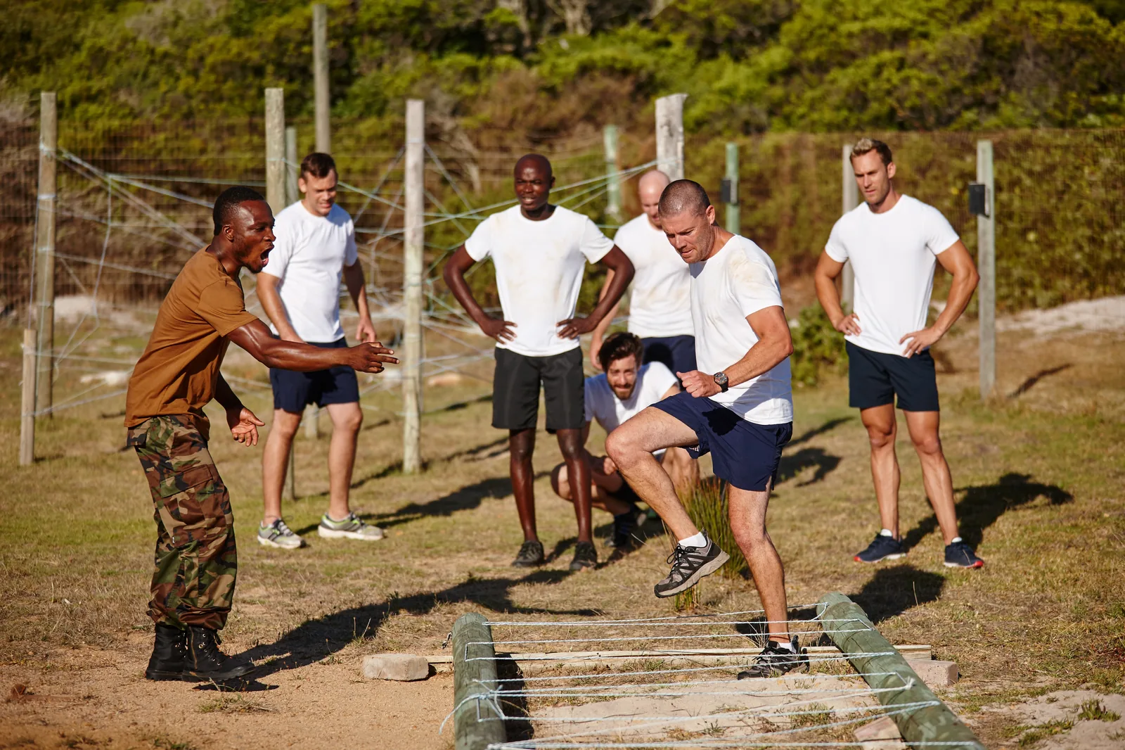 Groupe de candidats militaires en tenue sportive lors d'une épreuve de sélection.