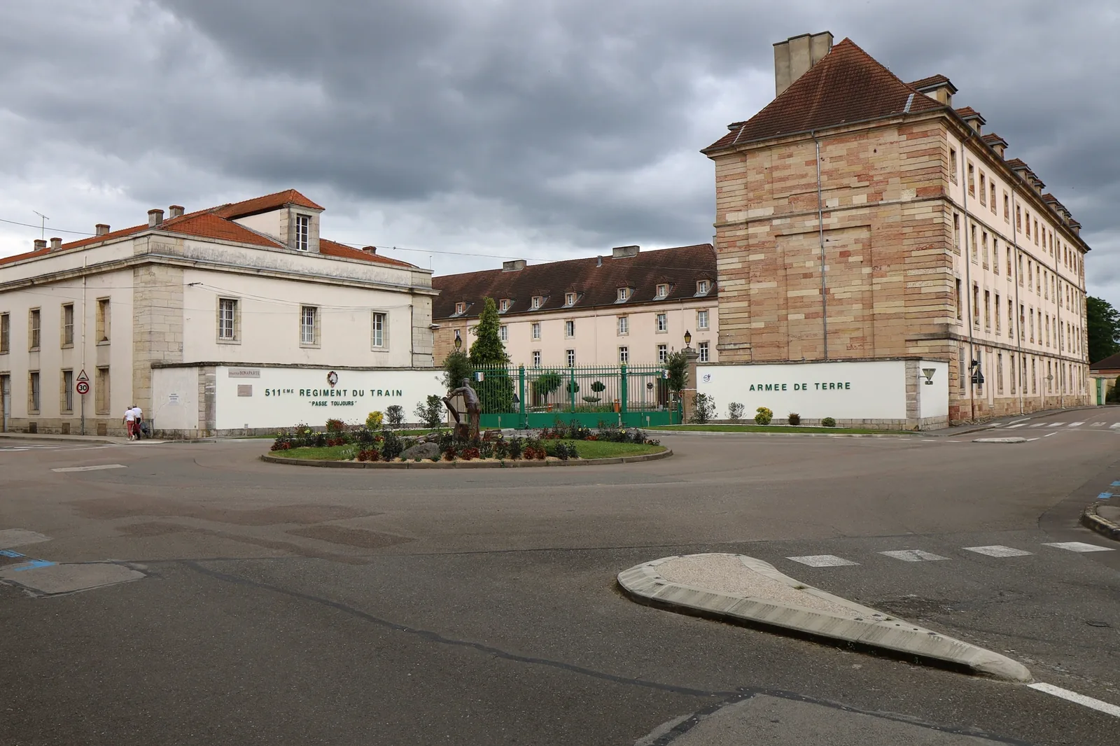 Vue extérieure d'une caserne militaire française accueillant un centre de sélection et d'orientation.