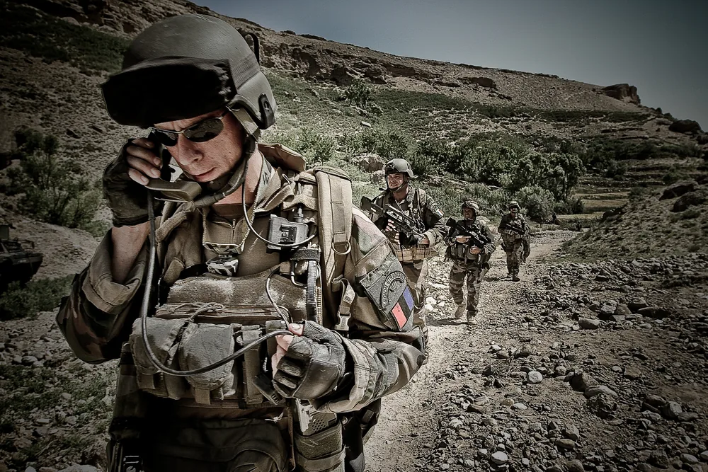 Conseiller en uniforme militaire reçoit un candidat civil dans un bureau de recrutement.