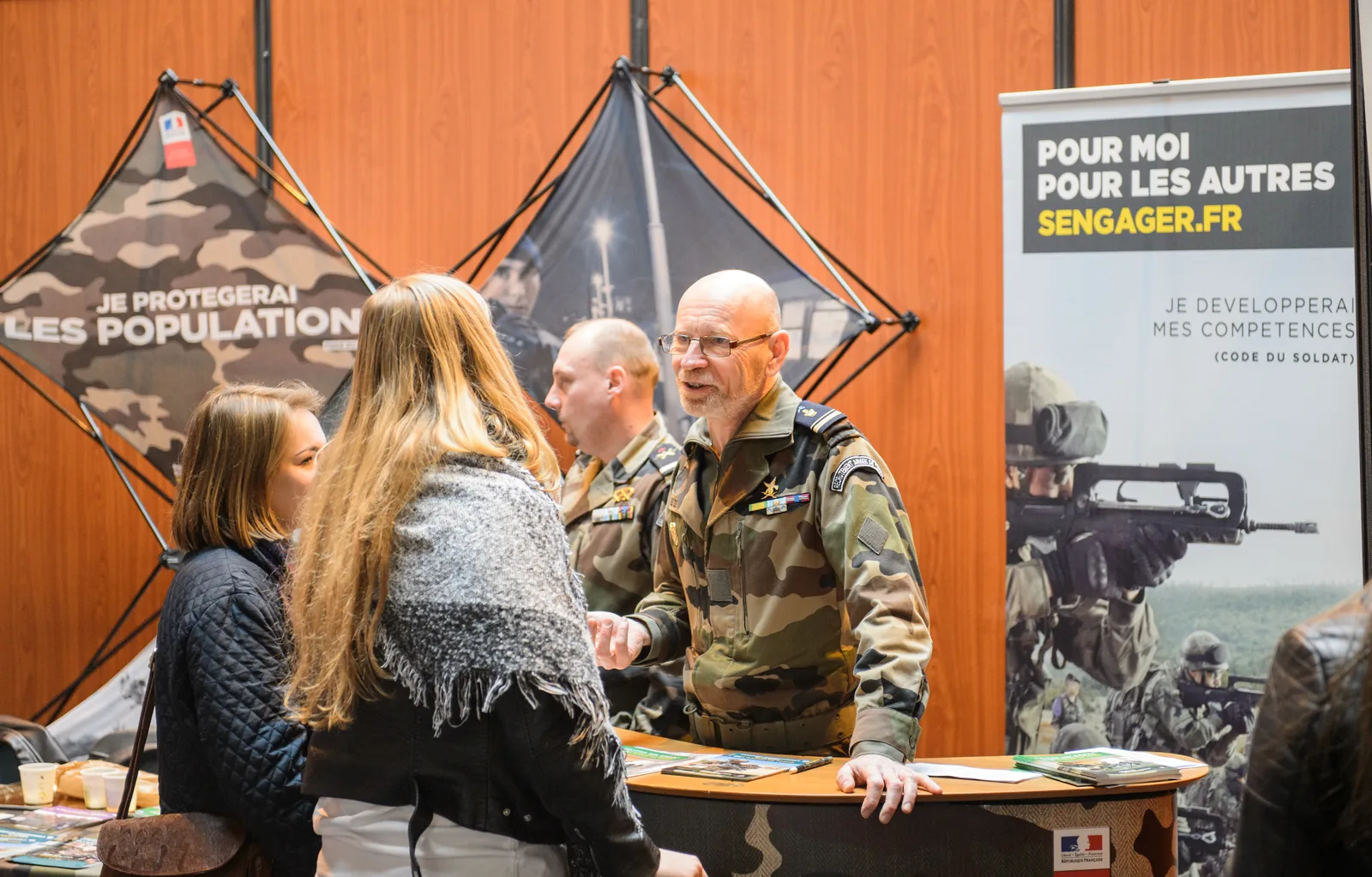Candidats en tenue militaire alignés pour le CSO armée lors d'une session de sélection.