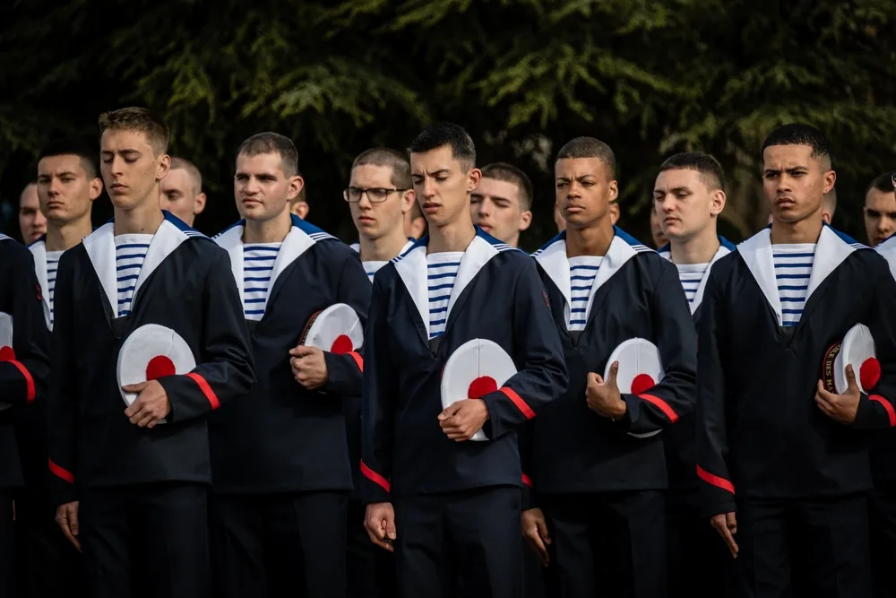 École navale militaire française avec bâtiment officiel et drapeau national.