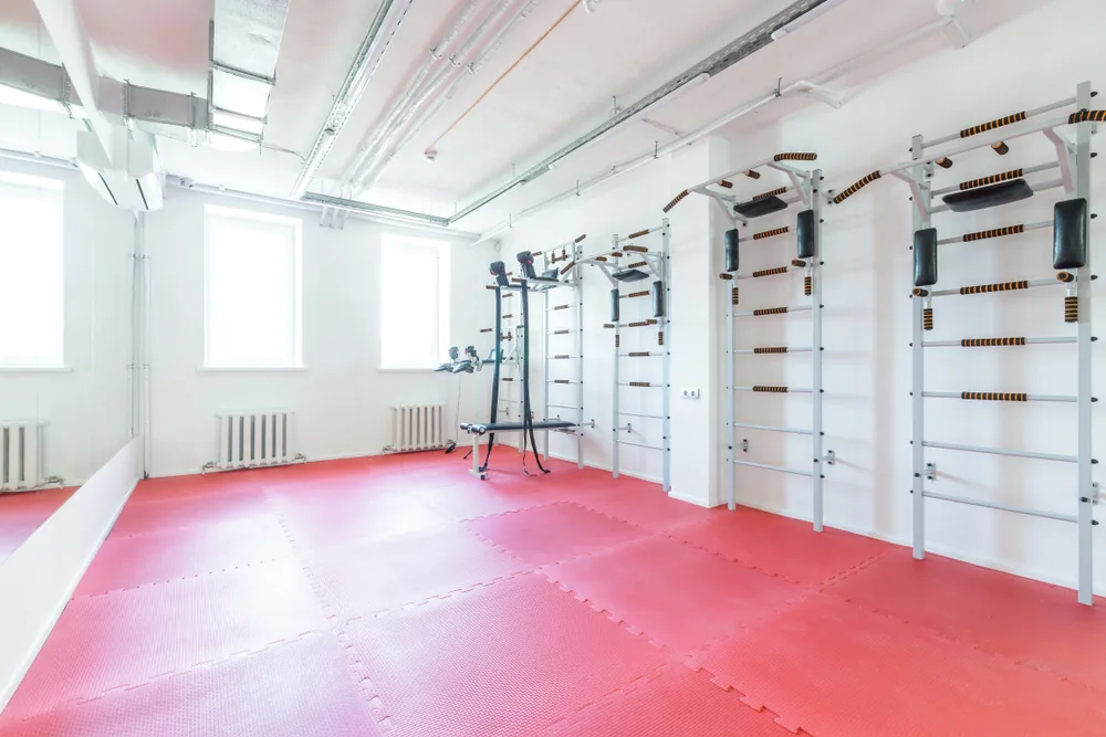 Gymnase militaire intérieur avec sol marqué pour <a href=