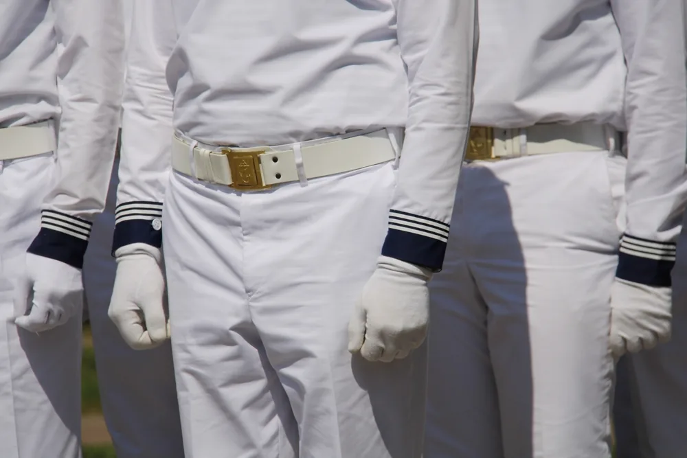 Marin en uniforme de la Marine Nationale rédigeant sa lettre de motivation.