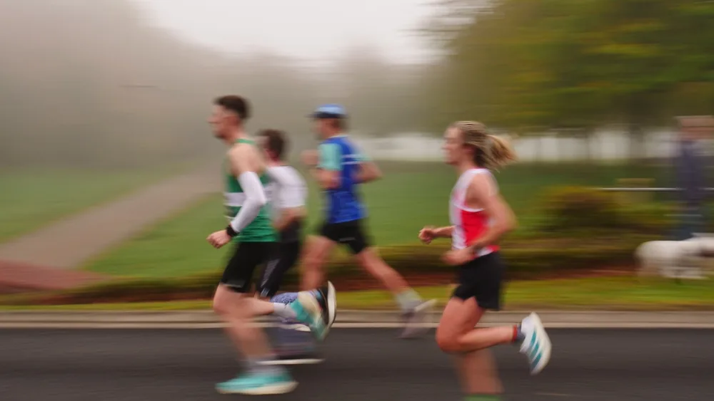 Groupe de recrues en tenue de sport courant en formation lors d'un test d'endurance Luc Léger.
