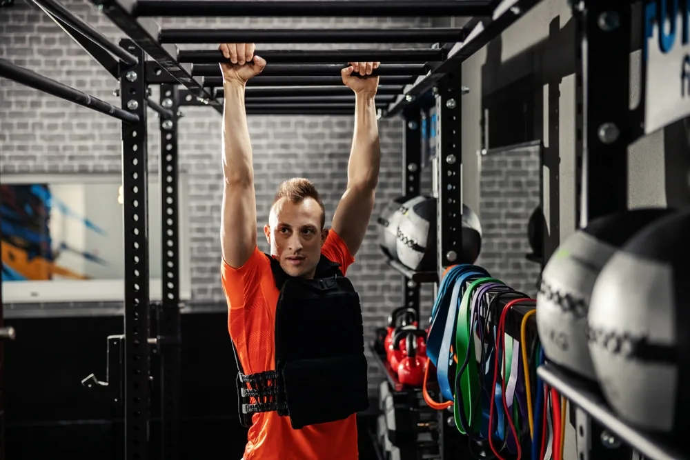 Salle de sport militaire équipée avec barres de traction et matériel de préparation physique.