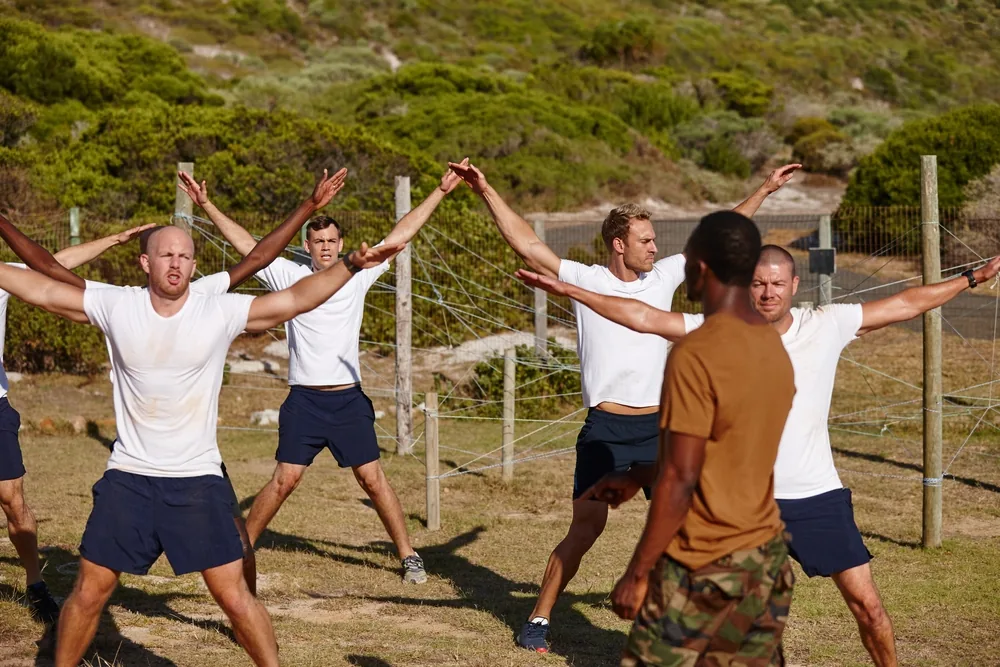 Soldats en uniforme courant lors d'un test d'aptitude physique militaire.