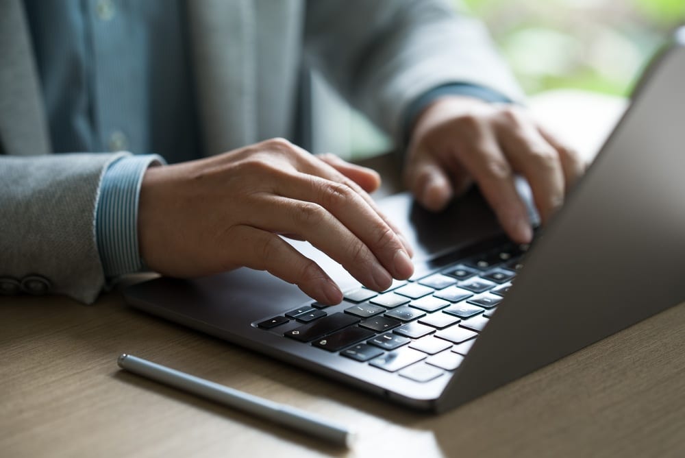 Écran d'ordinateur et clavier utilisés pour un test psychométrique de recrutement