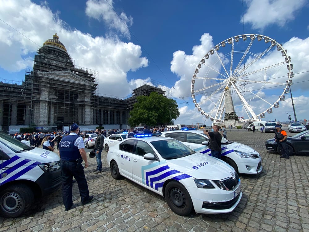 Voiture de police stationnée devant un commissariat de zone locale
