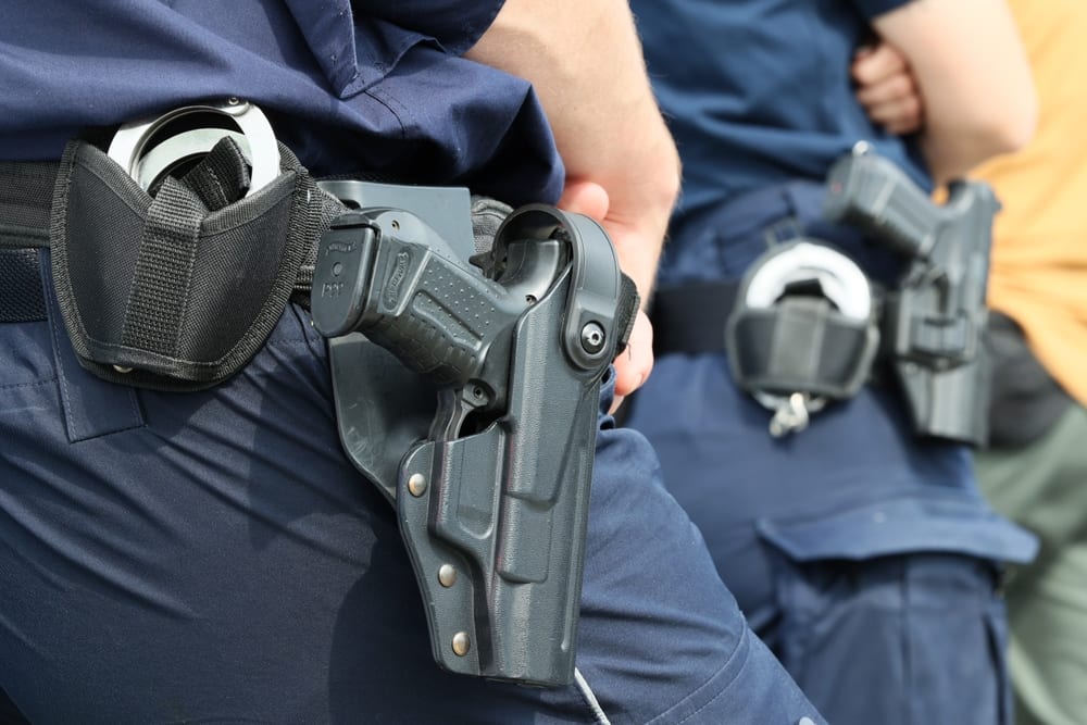 Ceinturon de policier avec étui d'arme de service et uniforme