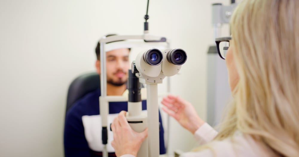 Test de vue avec échelle optométrique lors d'un examen médical