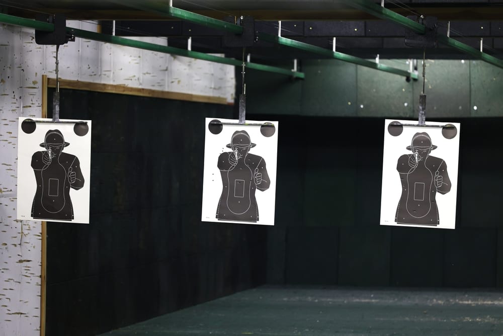 Stand de tir intérieur utilisé pour l'entraînement de policiers d'unités spéciales