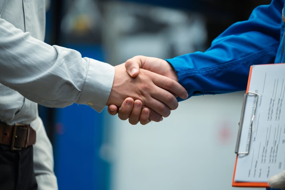 Poignée de main entre un recruteur et un candidat après un entretien