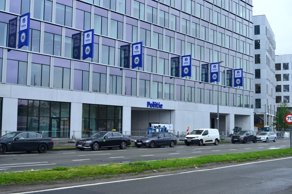 Bâtiment d'un centre de recrutement de la police avec drapeau belge