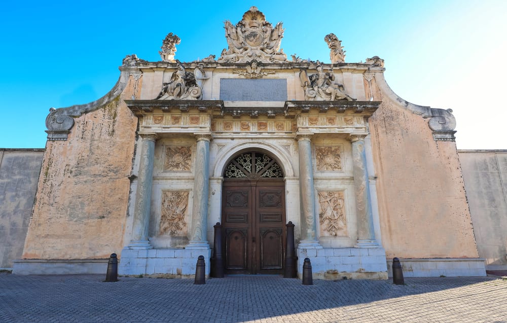 Entrée monumentale du Quartier Viénot à Aubagne, centre de sélection et d'incorporation de la Légion étrangère.