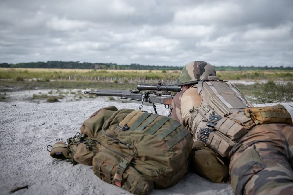 Soldat de la Légion étrangère allongé au sol, visant avec un fusil de précision durant une formation sur le terrain.