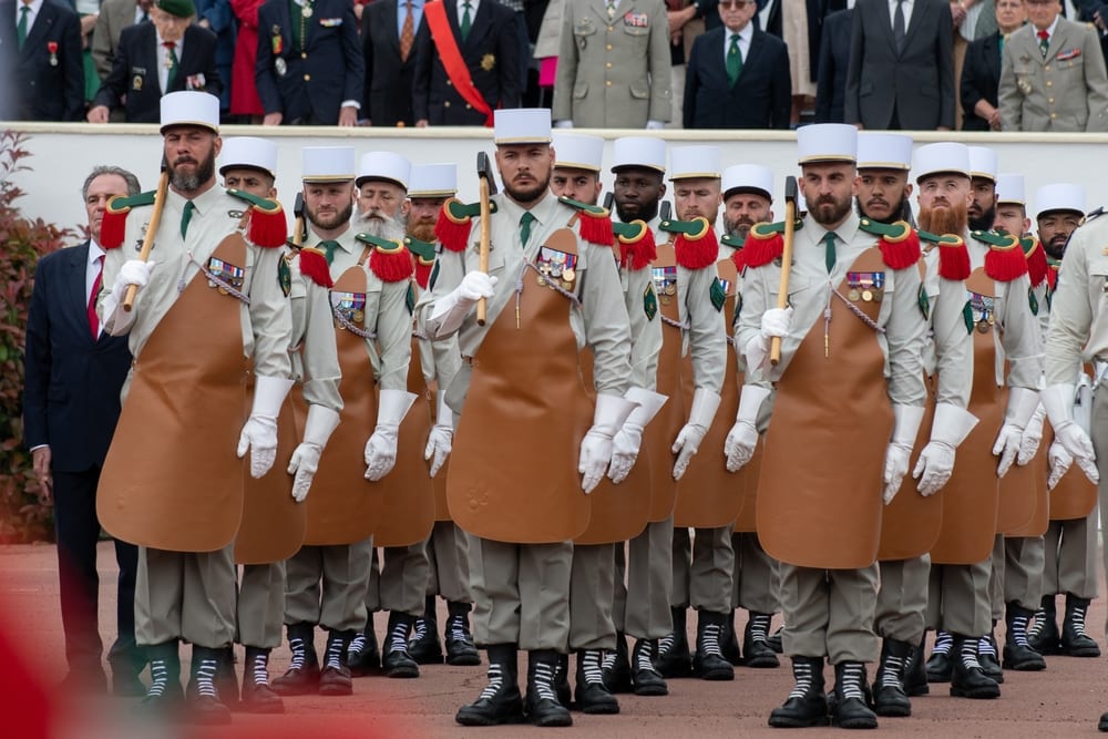 Légionnaires pionniers alignés en formation lors d'une parade militaire pour une cérémonie de la Légion étrangère.