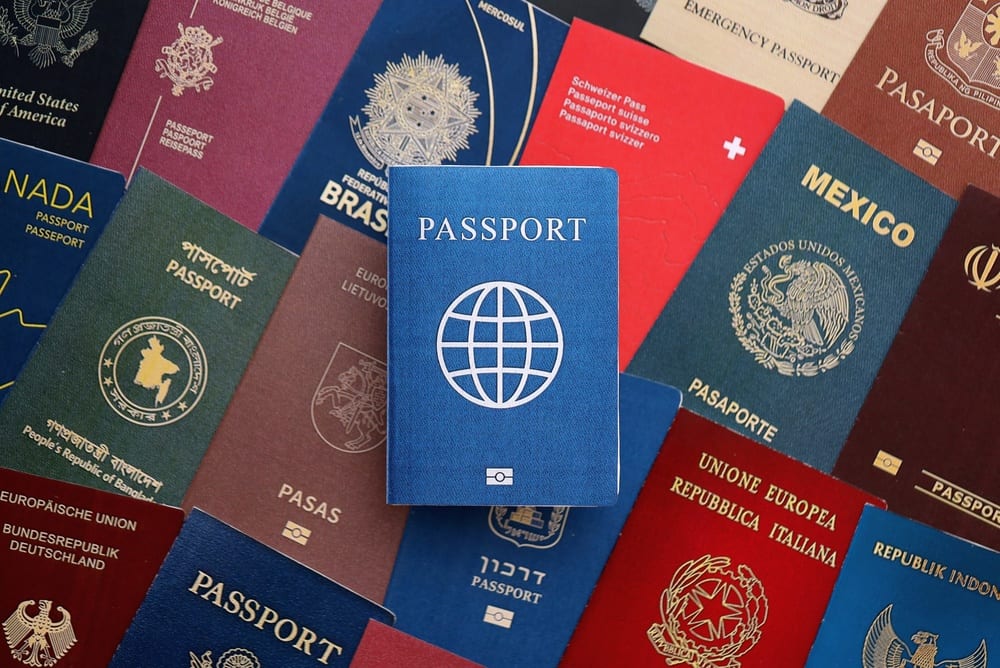 Passeports de différents pays illustrant la diversité des documents d'identité requis pour une candidature militaire.