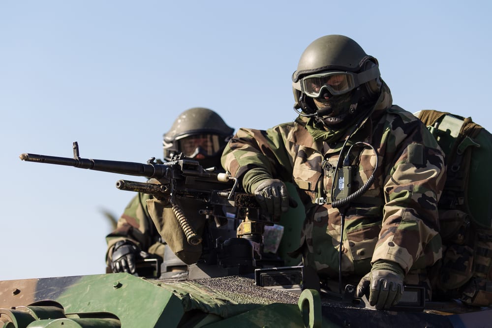 Légionnaires en formation au maniement d'une arme sur un véhicule blindé lors d'une instruction militaire.