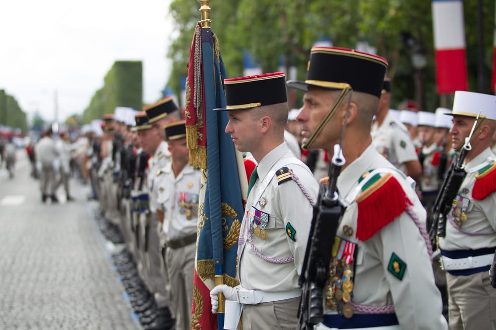 Officiers et sous-officiers de la Légion étrangère en tenue de parade lors d'une cérémonie militaire officielle.