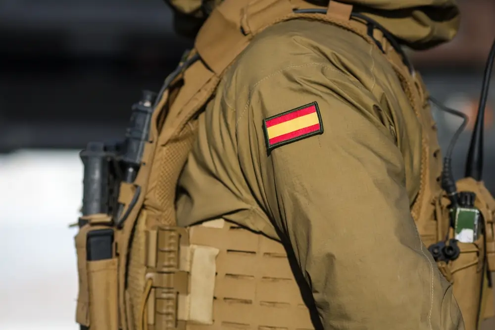 Bandera de España cosida en la manga de un uniforme militar