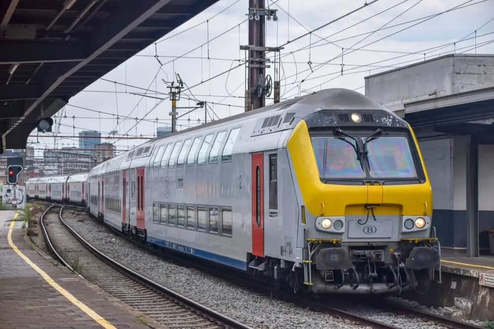 Rame à deux niveaux M6 de la SNCB quittant une gare belge