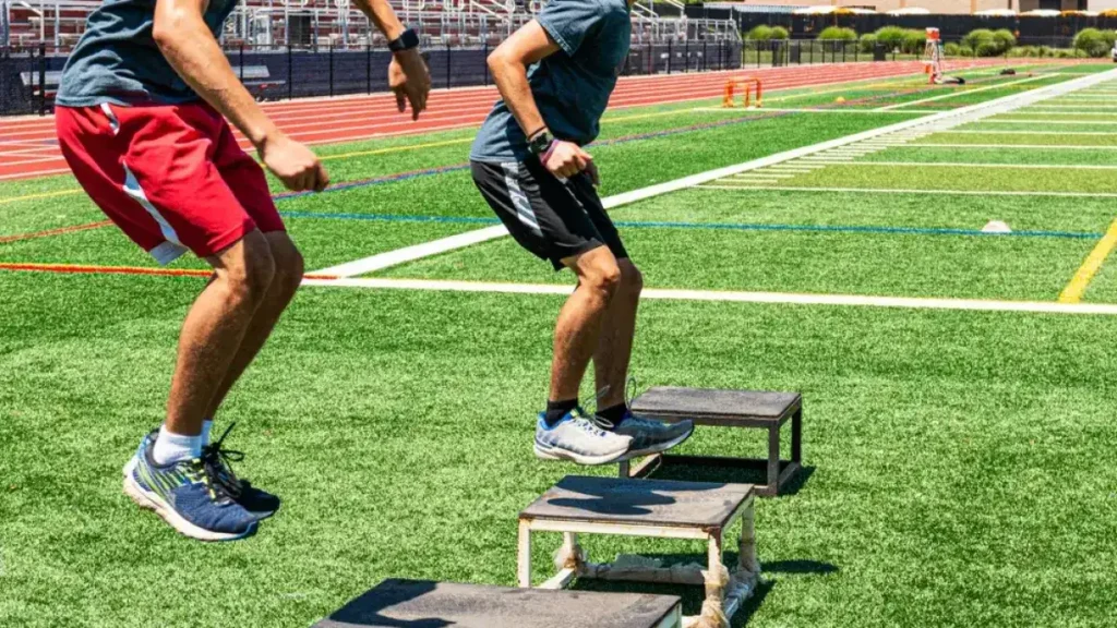 Deux candidats réalisant un exercice de sauts pieds joints par-dessus des obstacles lors d'un test sportif