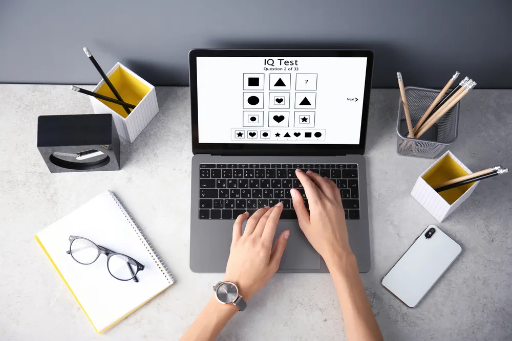 Test de raisonnement abstrait à matrices passé sur ordinateur