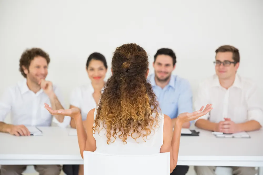 Candidate face à un jury de quatre personnes lors d'un entretien