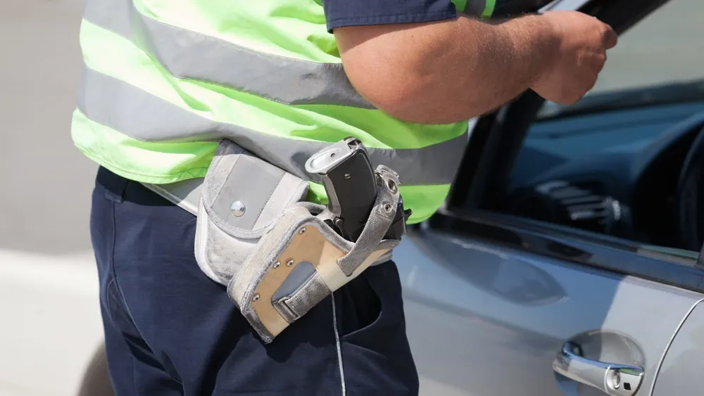 Contrôle routier : vérification du permis de conduire d'un automobiliste